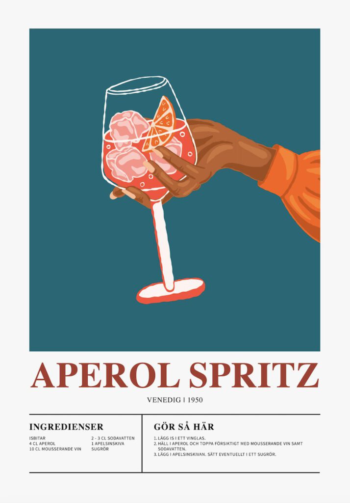 En brun hand håller ett vinglas fyllt med en Aperol Spritz mot en blå bakgrund. Glaset är dekorerat med isbitar och en apelsinskiva. Texten "Aperol Spritz" och "Venezia 1950" syns tydligt.