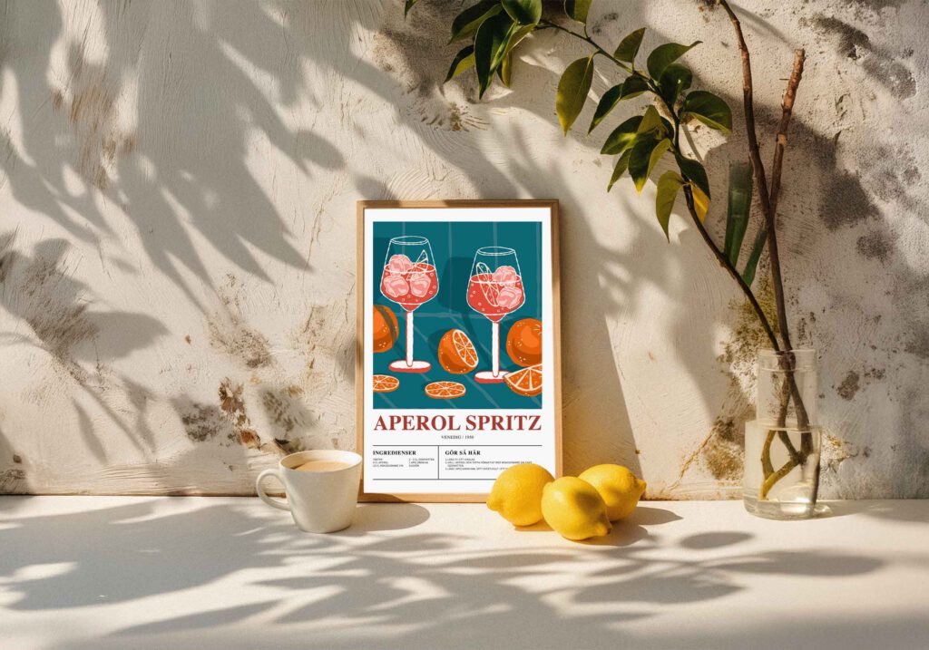 Poster som visar Två glas fyllda med Aperol Spritz, dekorerade med apelsinskivor och isbitar. Bakgrunden visar en oskarp illustration av en venetiansk byggnad. Texten "Aperol Spritz" och "venedig 1950" syns tydligt.