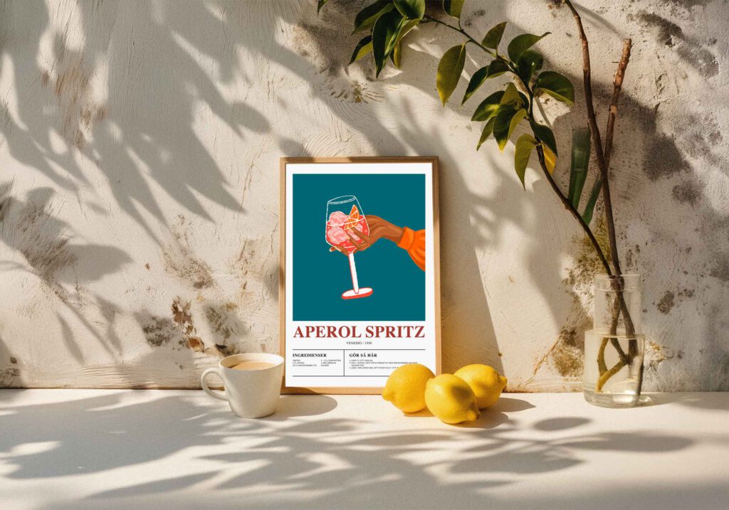 Poster som visar En brun hand håller ett vinglas fyllt med en Aperol Spritz mot en blå bakgrund. Glaset är dekorerat med isbitar och en apelsinskiva. Texten "Aperol Spritz" och "Venezia 1950" syns tydligt.