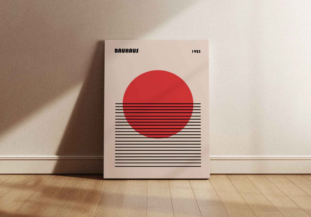 Poster som visar En minimalistisk Bauhaus-poster med en stor rödorange cirkel delvis täckt av horisontella svarta linjer, på en ljusbeige bakgrund. Texten "BAUHAUS" och "1923" finns i hörnen.