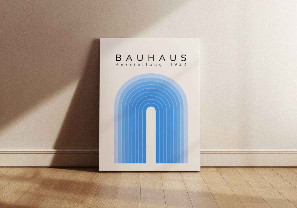 Poster som visar En ljusbeige Bauhaus-poster med texten "BAUHAUS Ausstellung 1923" överst, och nedtill ett stort motiv av koncentriska blå bågformade linjer med färggradient.