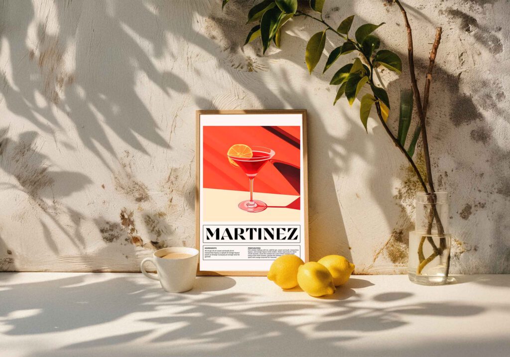 Poster som visar Poster med en röd Martinez-cocktail i ett martiniglas med citronskiva, mot en röd-orange bakgrund. Under bilden står "MARTINEZ" med ingredienser och tillredningsinstruktioner.